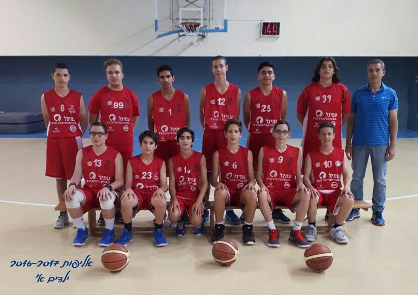 קבוצת ילדים א' הפועל מיתר. אלופת המחוז לעונת 2016/17 (צילום: באדיבות המועדון)